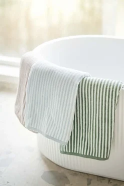 Strandhåndkle Stripes lys blå
